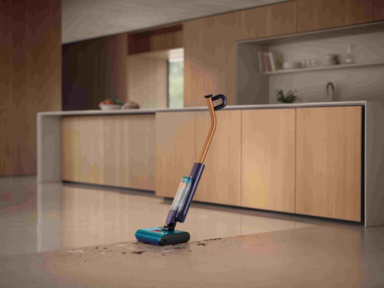 Dyson lansează Clean+Wash Hygiene™, aspiratorul inteligent care aspiră și spală simultan pentru rezultate impecabile fără efort